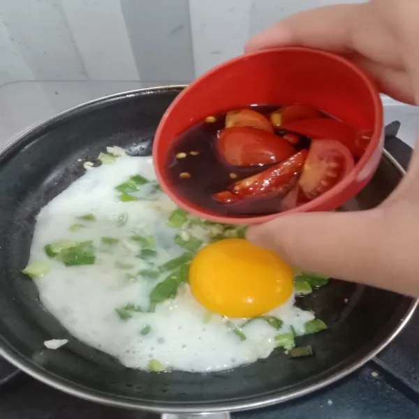 Lalu pecahkan telur di atasnya, dan tambahkan kecap di atasnya, tutup dengan teflon dan biarkan telur matang.