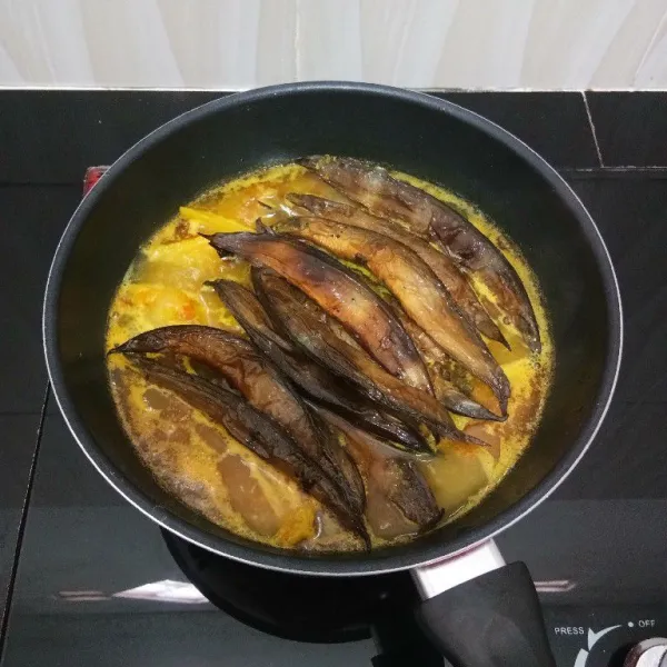 Kemudian masukkan ikan sili asap, kaldu bubuk, gula pasir dan garam. Aduk rata. Masak hingga bumbu meresap.