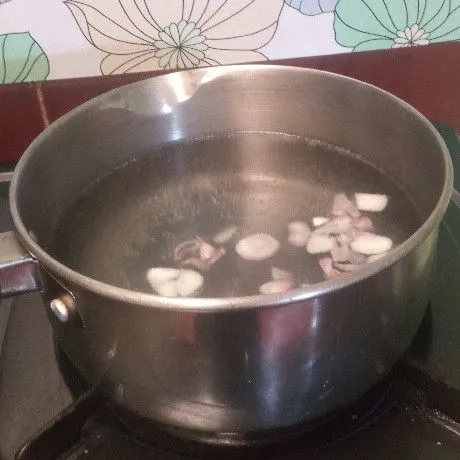 Rebus air  bersama irisan bawang merah dan bawang putih.