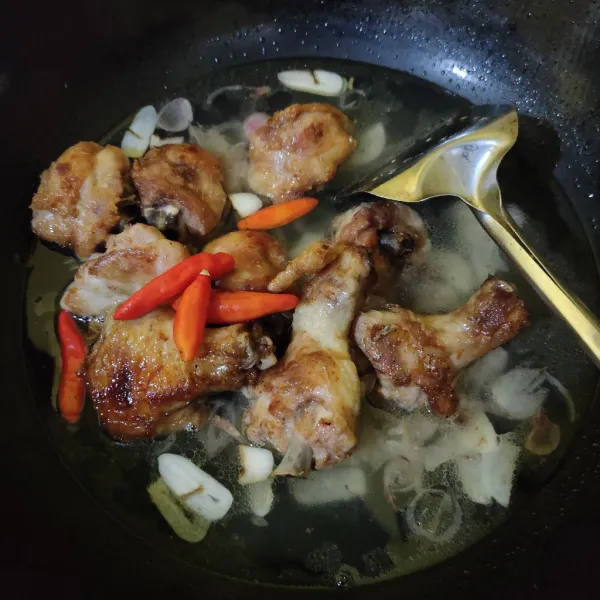 Masukkan ayam, masak hingga bumbu meresap dan air menyusut.