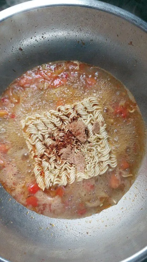 Tunggu sampai mie agak lembut, lalu masukkan garam dan kecap secukupnya (koreksi rasa)