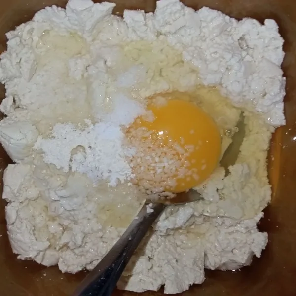 Hancurkan tahu,masukkan telur,bawang putih,merica bubuk, baking soda, garam dan kaldu jamur.