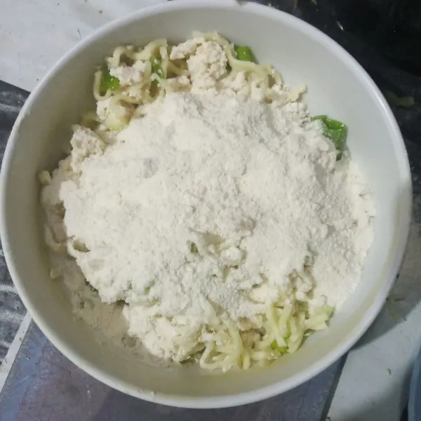 Tambahkan tepung terigu, garam, lada, kaldu bubuk dan bawang putih bubuk.