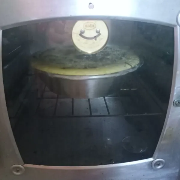 Panggang dengan suhu 160°C selama 35 menit atau sampai matang. Sesuaikan oven masing-masing. Angkat lalu langsung keluarkan dari loyang.