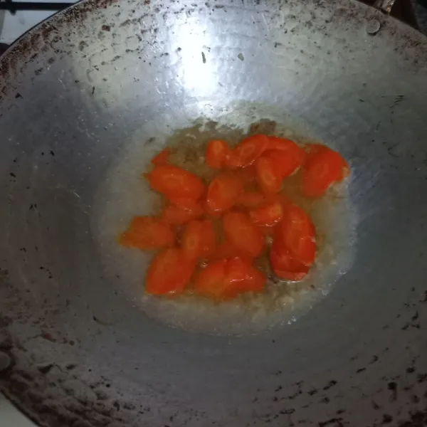 Masukan irisan wortel dan air, masak hingga setengah matang.