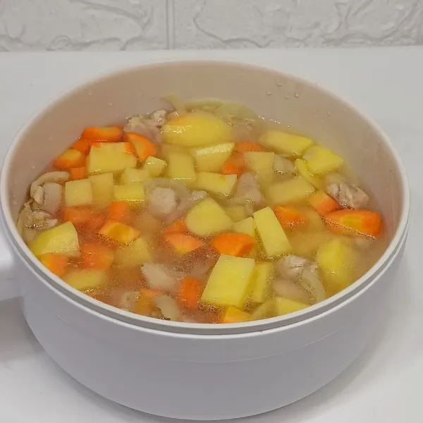 Masukkan wortel, kentang, masak sampai matang.
