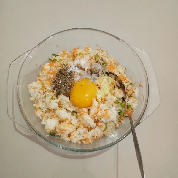 Lalu masukkan kuning telur, bawang putih, merica bubuk, kaldu bubuk, gula pasir, oregano dan garam. Aduk kembali hingga rata.