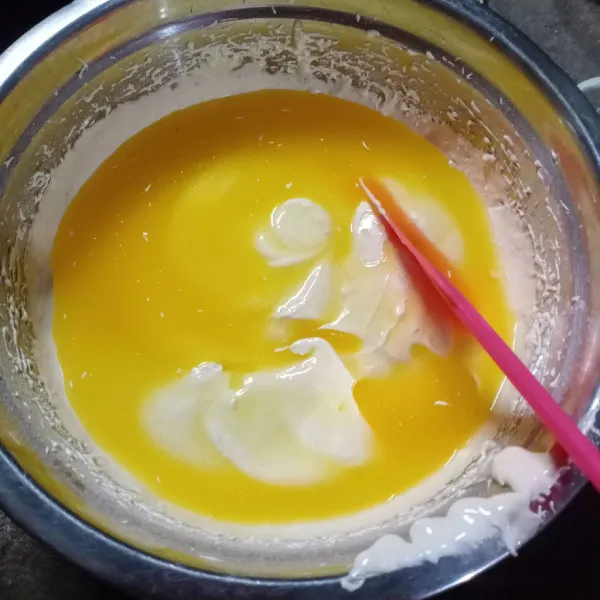 Masukkan campuran margarin dan minyak. Aduk balik dengan spatula sampai tercampur rata.