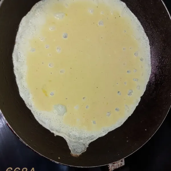 Tuang telur diatas wajan yang sudah diolesi tipis minyak.