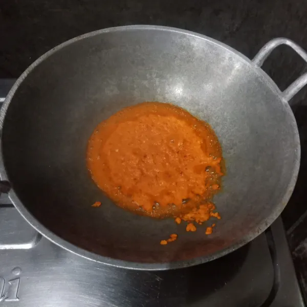Tumis bumbu halus beserta lengkuas sampai harum.