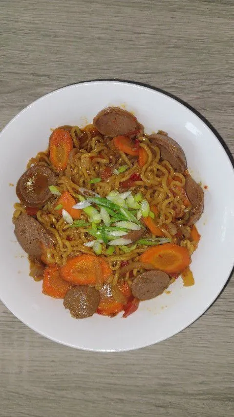 Indomie goreng nyemek siap disajikan