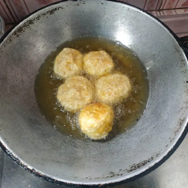 Goreng adonan hingga matang dengan api kecil.