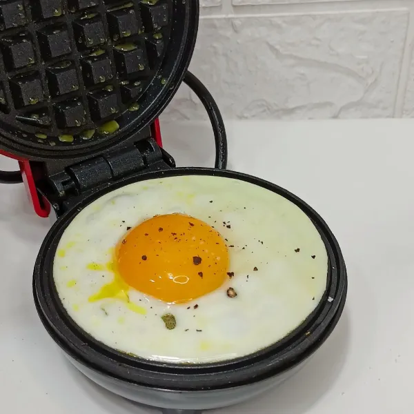 Masak telur menggunakan waffle maker.