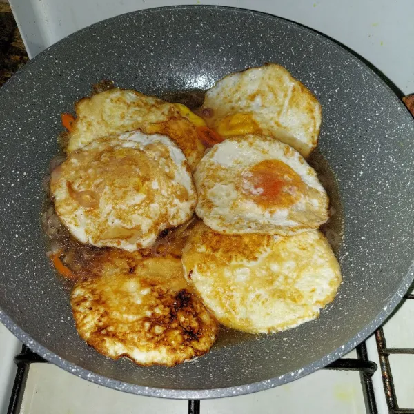 Masukkan telur ceplok, masak hingga meresap.