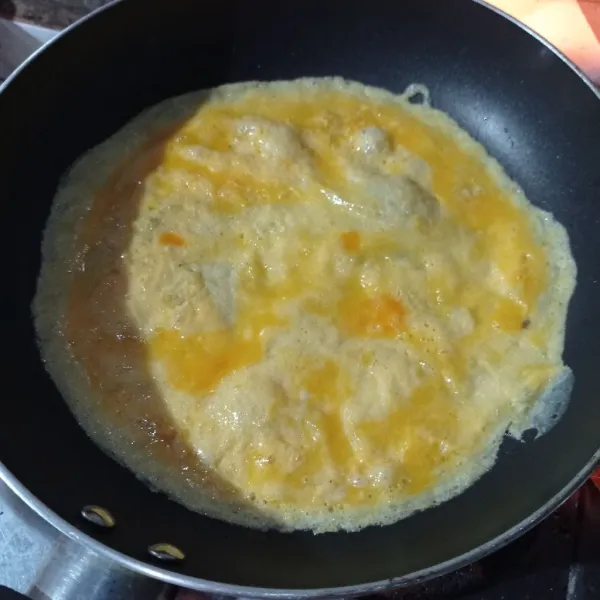 Panaskan sedikit minyak, lalu tuang telur ratakan agar tipis, goreng sampai kedua sisi matang.