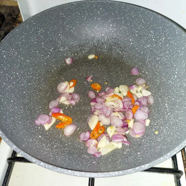 Tumis bawang merah dan bawang putih hingga harum, tambahkan cabe.