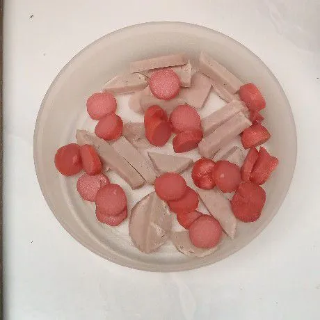 Siapkan sosis dan bakso. Potong-potong kecil.