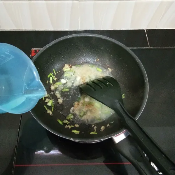 Lalu masukkan air, masak hingga mendidih.