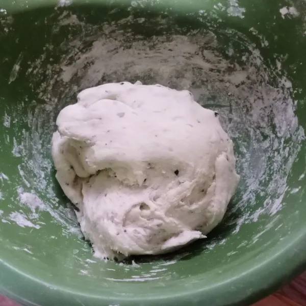 Masukkan tepung tapioka. Uleni sampai kalis dan tidak lengket di tangan.