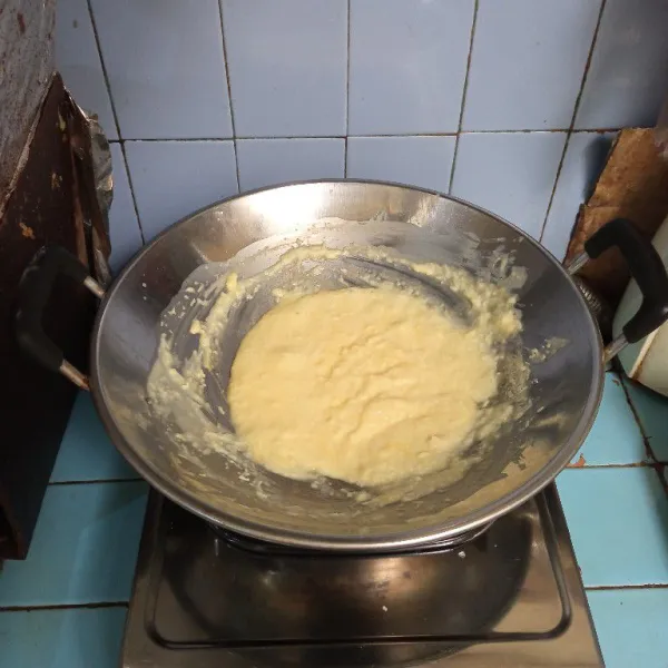 Masak hingga mengental, matikan kompor. Biarkan dingin.