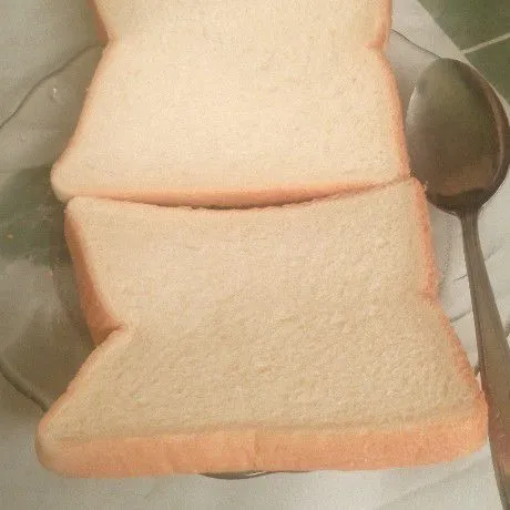 Siapkan dua lembar roti tawar.
