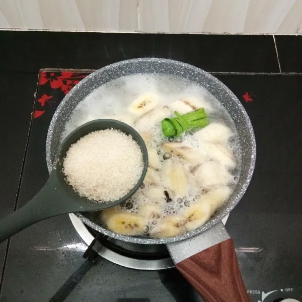 Lalu masukkan gula pasir, masak hingga gula larut.