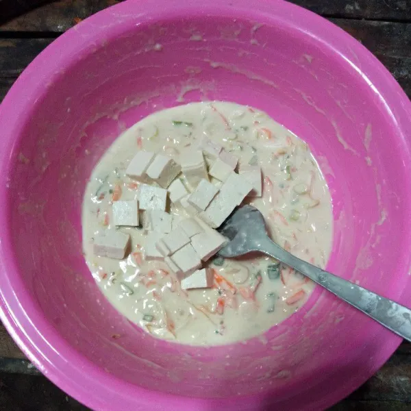 Kemudian tambahkan tahu lalu aduk rata.