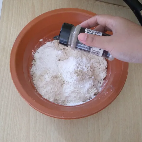 Tambahkan tepung beras, tepung terigu, baking powder, kaldu jamur, garam dan lada bubuk.