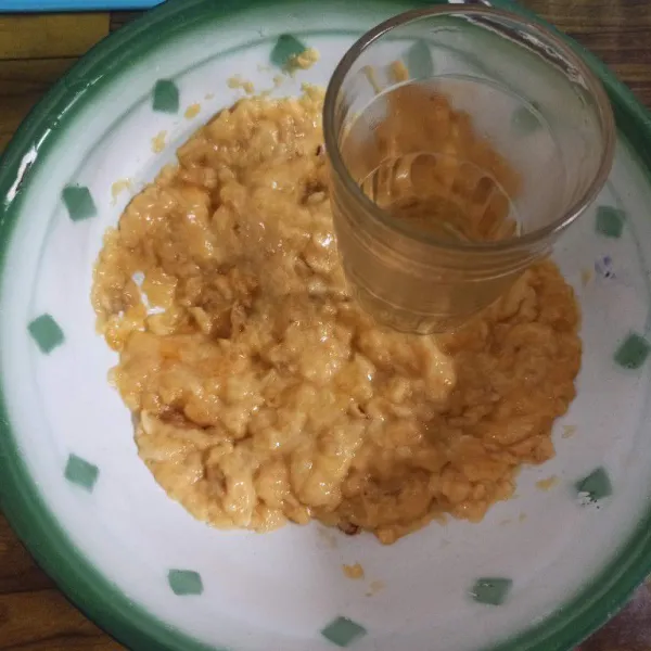 Haluskan pisang menggunakan gelas.