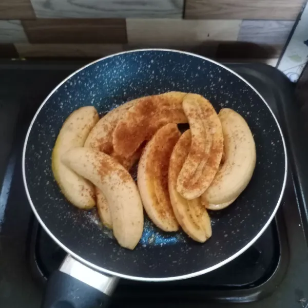 Tumis pisang dengan 1 sdm margarin dan 1 sdm gula palm sampai pisang sedikit kecokelatan. Angkat dan dinginkan.