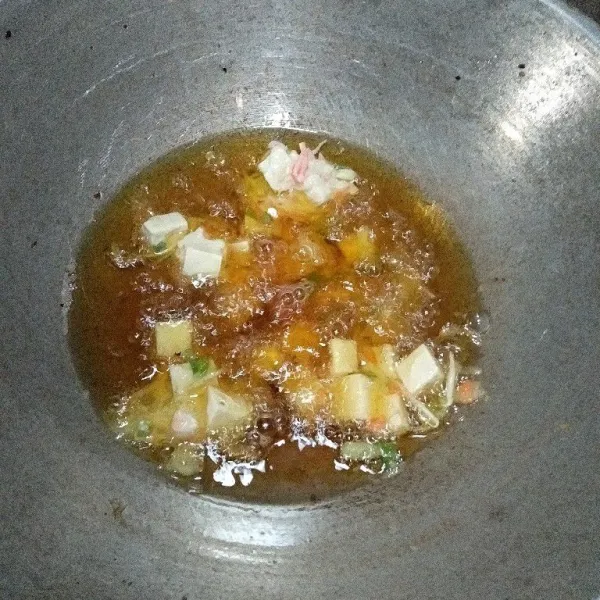 Panaskan minyak, goreng bakwan tahu hingga matang kecoklatan.