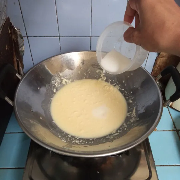 Tuang larutan tepung maizena, sambil diaduk.