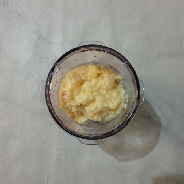 Blender adonan hingga halus.