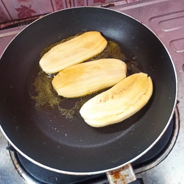 Panaskan teflon dan tambahkan margarin secukupnya, panggang pisang hingga kecokelatan.