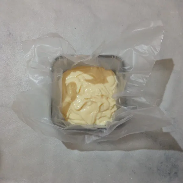 Pindahkan cream cheese ke dalam wadah kedap udara yang telah dialasi plastik. Tutup rapat, simpan dalam kulkas.