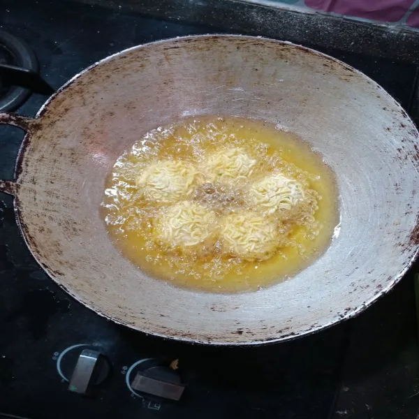 Kemudian panaskan minyak dalam wajan kemudian goreng hingga kuning keemasan, sajikan.