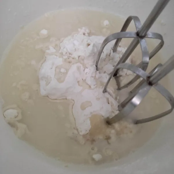 Dalam wadah masukkan tepung terigu, tepung tapioka, gula pasir dan 125 ml air. Kocok menggunakan mixer hingga bahan menyatu rata.