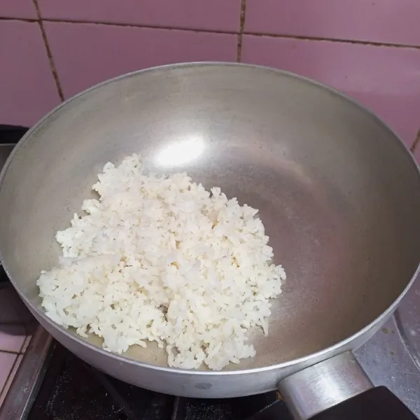 Masukkan nasi di panci.