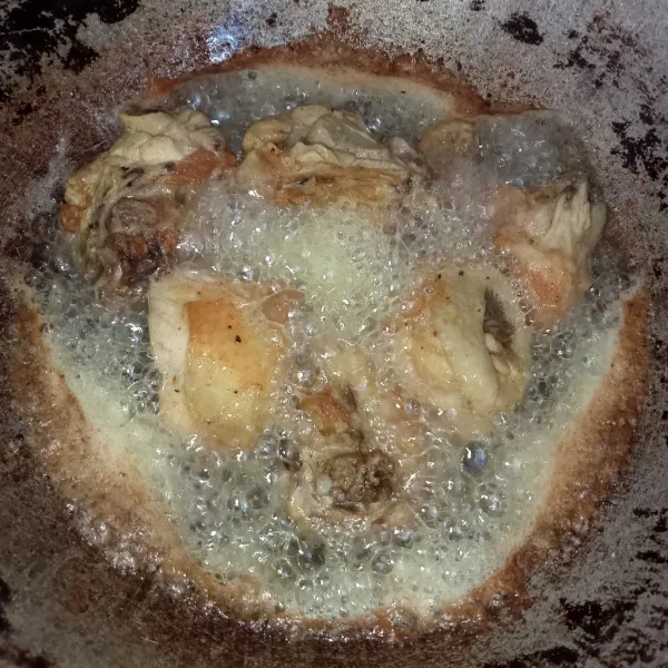Panaskan minyak, masukkan ayam dan goreng ayam hingga kering kuning keemasan, sajikan.