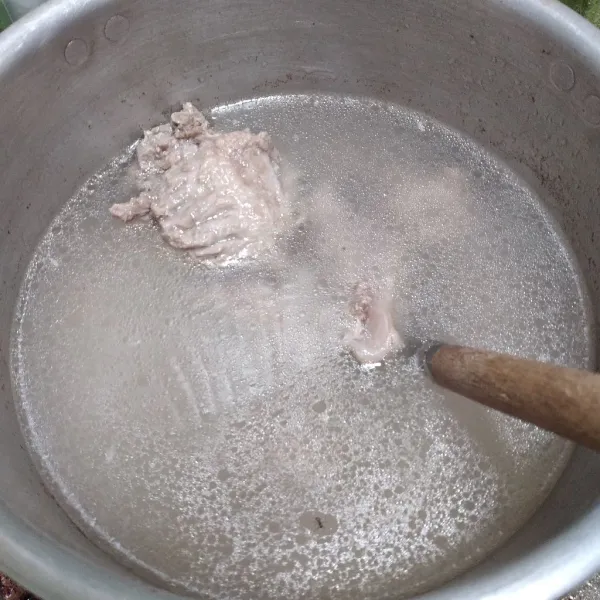 Rebus daging sapi hingga matang, angkat daging dan iris kecil-kecil sisihkan kuahnya. Ambil 100 ml untuk tumisan isian bakmoy.
