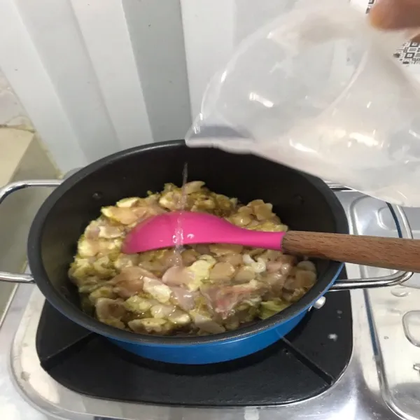 Masukkan potongan ayam fillet, aduk rata masak hingga berubah warna.  Lalu tambahkan air.