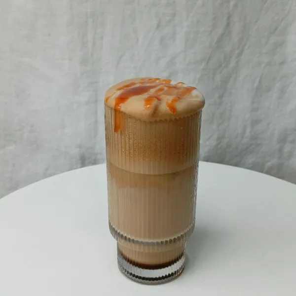 Tambahkan caramel sauce.
Sajikan.