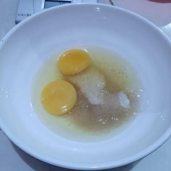 Kocok telur, gula dan vanili hingga gula larut.