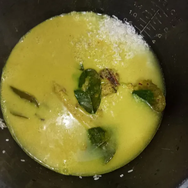 Saring bumbu kedalam beras dan ambil serai,daun jeruk, cengkeh dan kayu manis aduk rata, nyalakan Magicom mode cook.