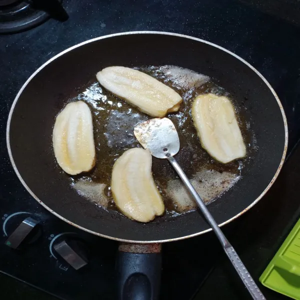 Masukan pisangnya, masak hingga matang, kemudian sajikan dengan dikucuri dengan air gula jawa yang tadi.