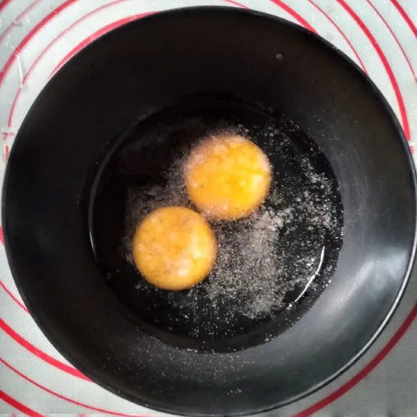 Kocok lepas telur bersama garam dan lada bubuk.