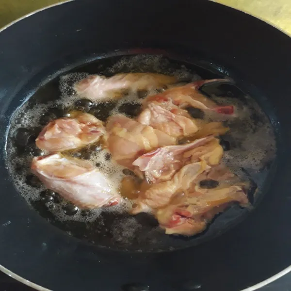 Goreng ayam sampai matang.