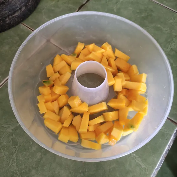 Potong dadu mangga harumanis lalu tata dalam wadah cetakan