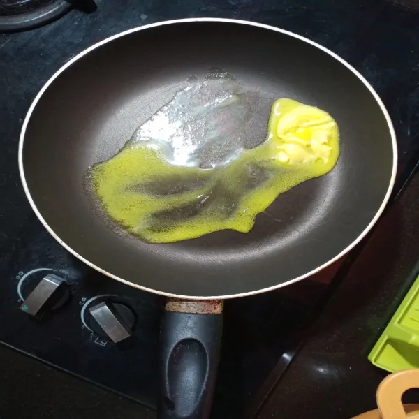Panaskan mentega dalam teflon.