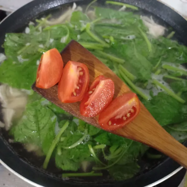 Beri potongan tomat, masak sampai matang.